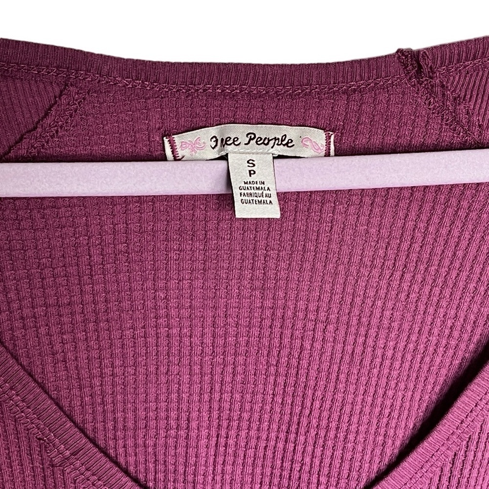 Free People Santa Clara Oversized Waffle V Neck Thermal in Mulberry S NWT - Picture 5 of 13